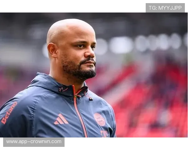 孔帕尼训练完回家路上还在背战术板？