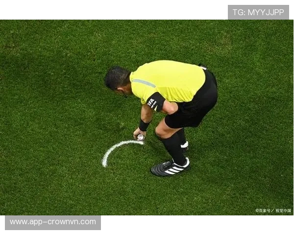 双重触球判罚细则：何种连续触球判定为犯规并判间接任意球