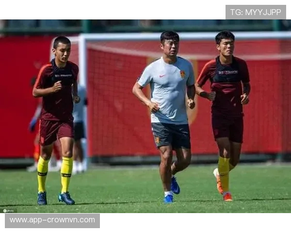 手抛球规则详解：禁止直接射门和接球时的判罚标准